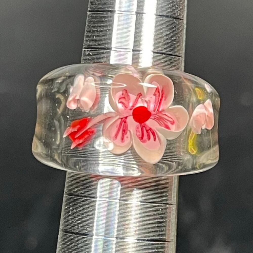 VTG Reverse Carved Lucite Band Ring Pink Flower Statement Mid Century 6